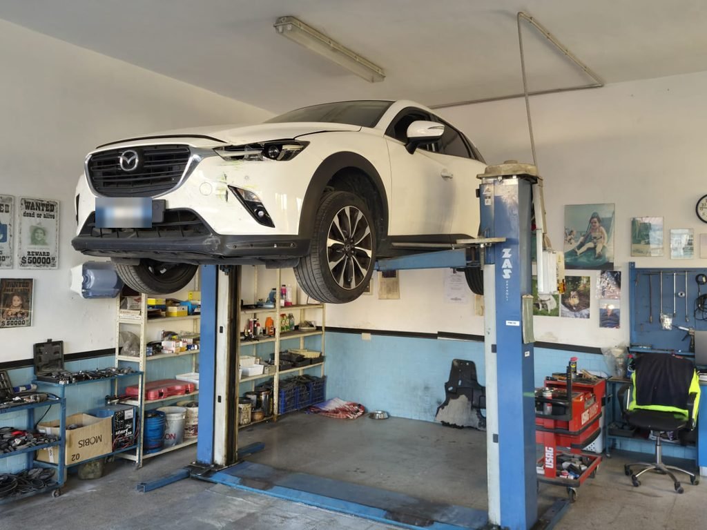 Auto sul ponte sollevatore in officina
