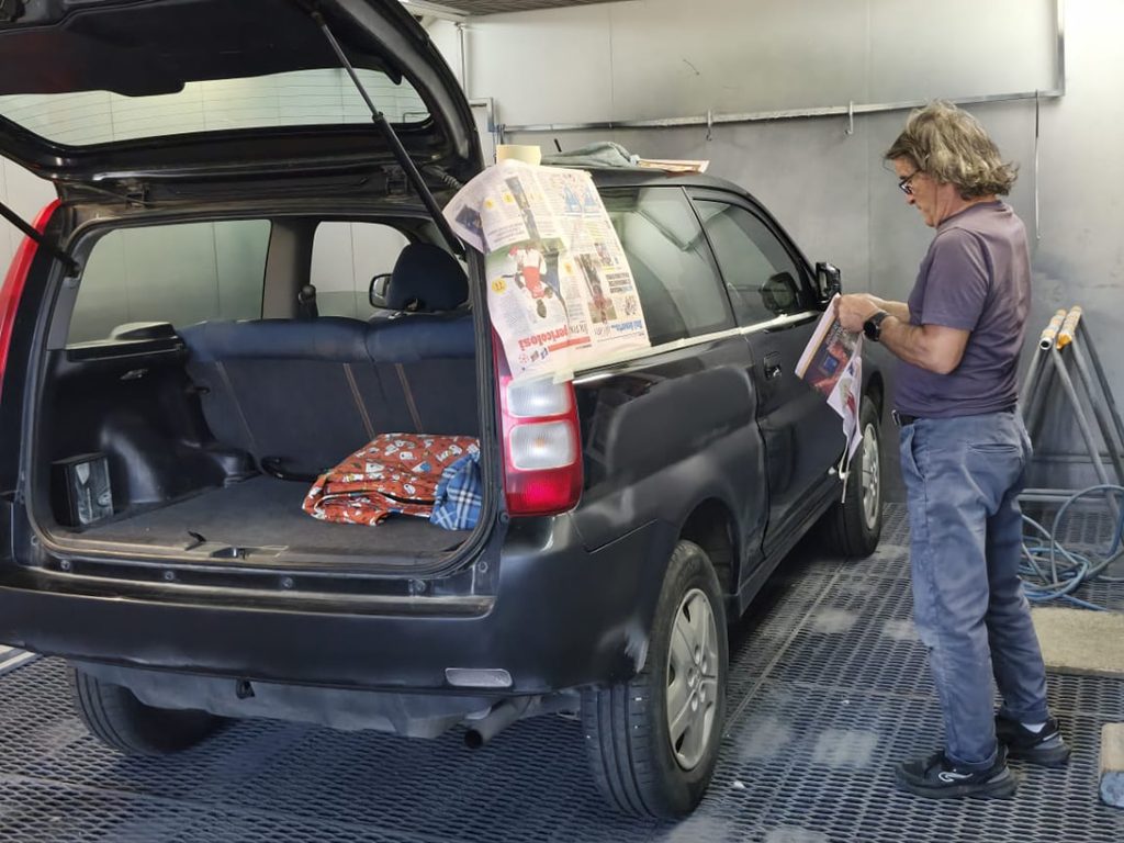 Preparazione di un'auto in cabina di verniciatura