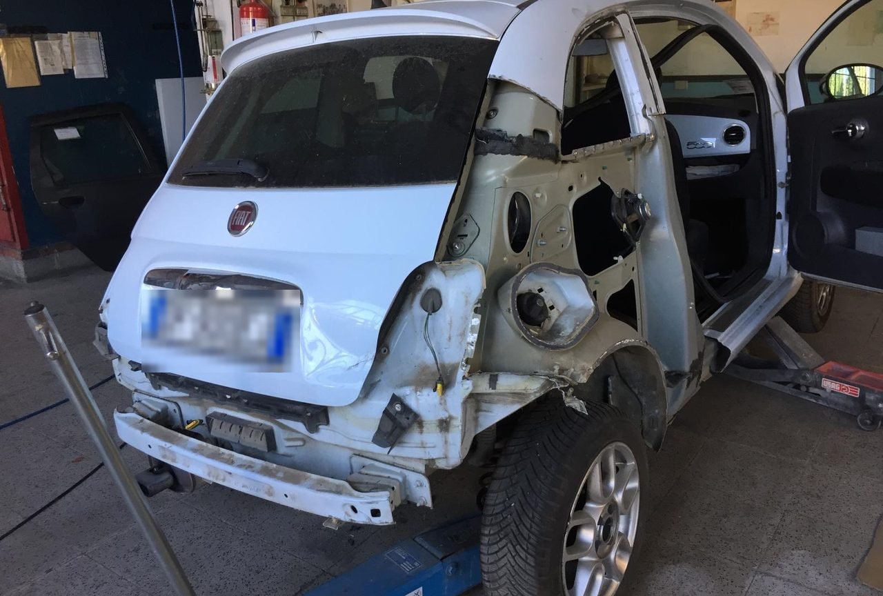Fiat 500 smontata nella parte posteriore durante la riparazione